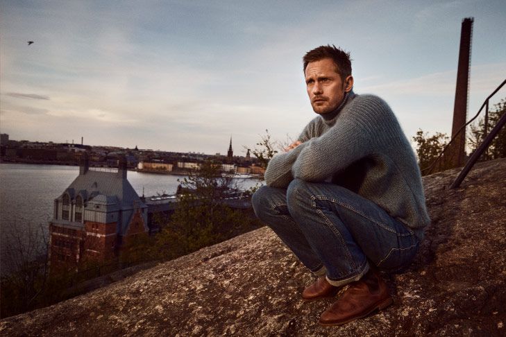 Alexander Skarsgård facing the sea wearing Clarkdale Gobi in mahogany